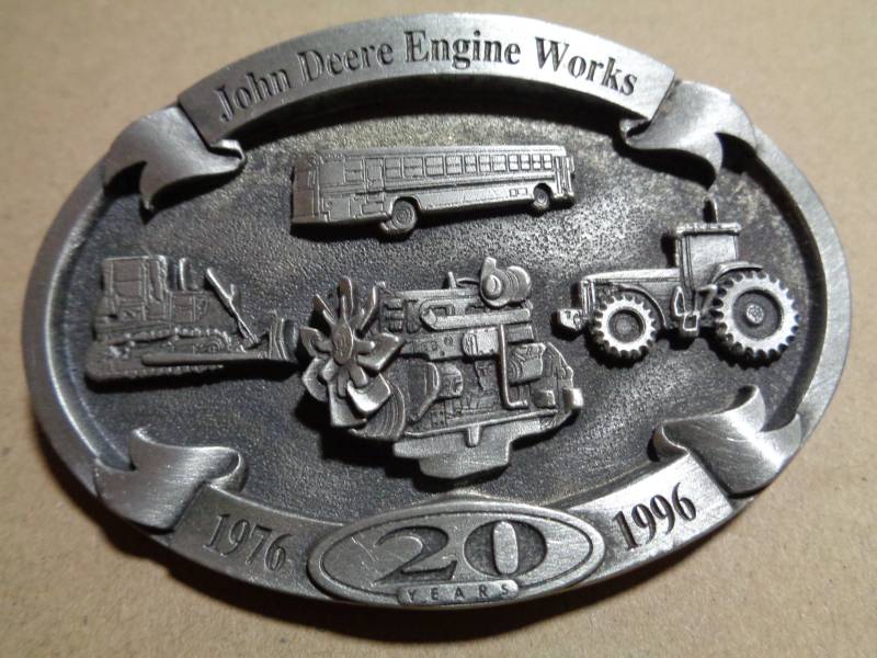 John Deere Motor Works Pewter Gürtelschnalle 20-Jähriges Jubiläum 1976 - 1996 Limited Edition Traktor Raupe Planierraupe Bulldozer Bus Jd von BeyerTractor