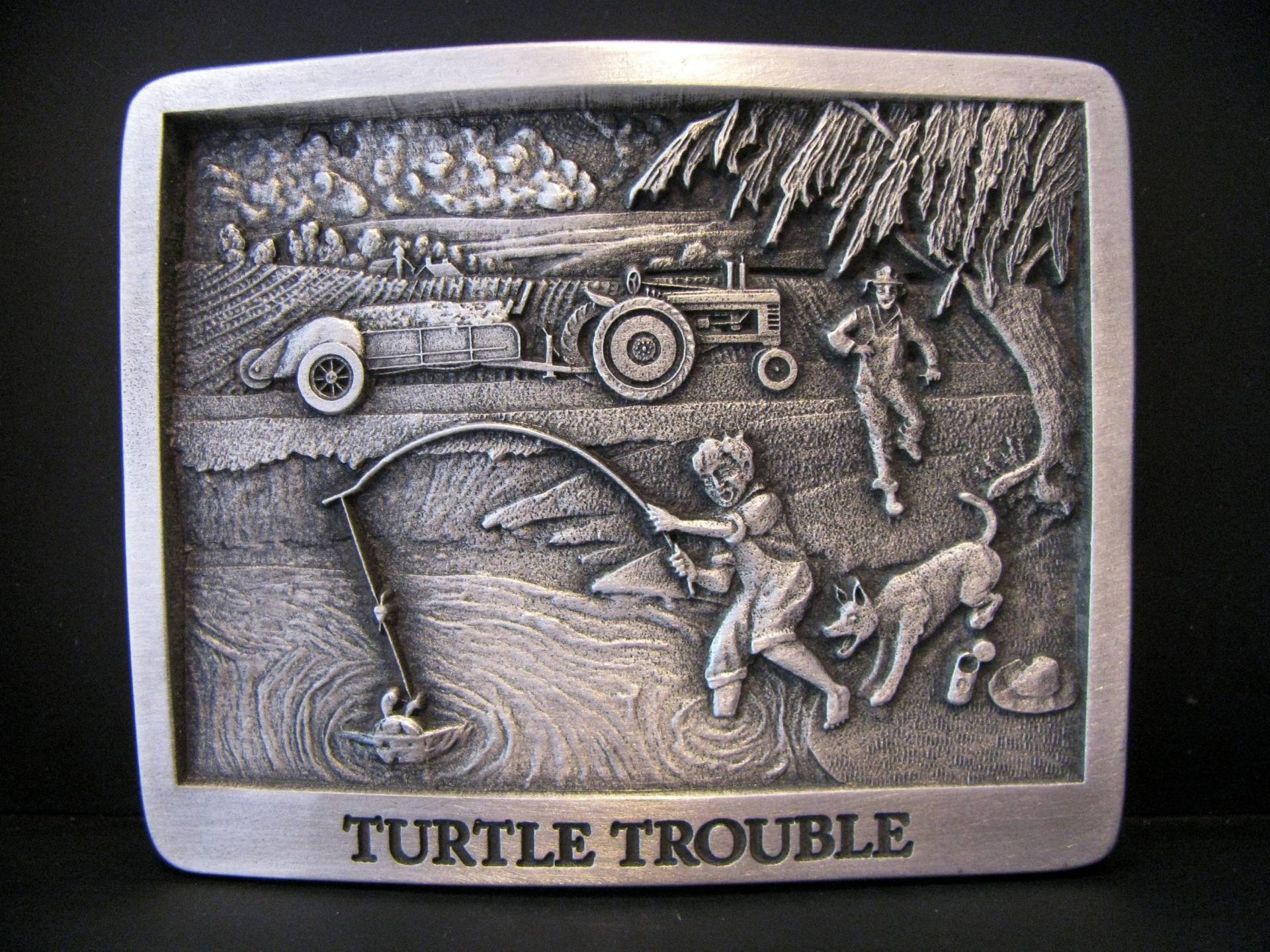 John Deere "Turtle Trouble" Zinn Gürtelschnalle Künstler Walter Hinton Limited Ed 3rd in Serie Von 12 Spec Cast Jd Tractor Spreizer Junge Hund von BeyerTractor