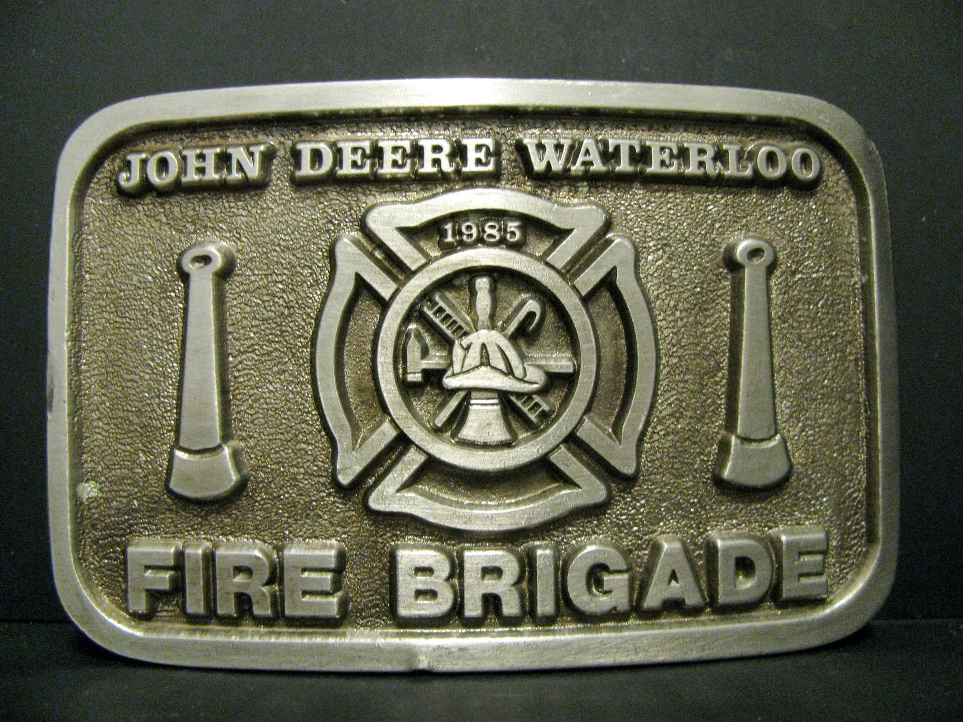 John Deere Waterloo Feuerwehr Mitarbeiter 1985 Messing Gürtelschnalle Hergestellt Von Spec Cast Of Rockford Fire Logo Helmmütze Schlauch Axtleiter von BeyerTractor