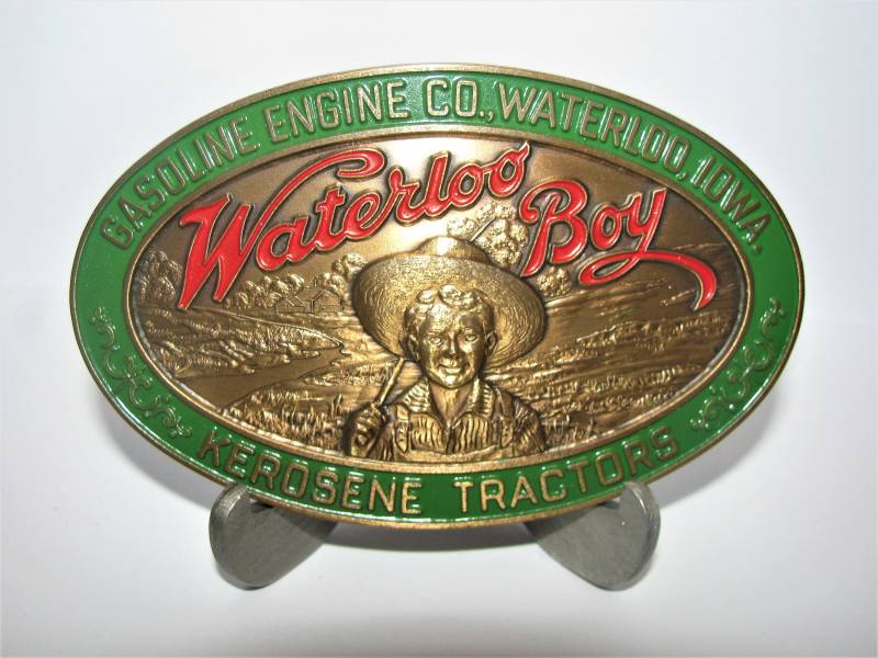 John Deere & Gas Engine Company Waterloo Boy Trademark Logo 1990 Brass & Emaille Gürtelschnalle Kerosin Traktoren von BeyerTractor