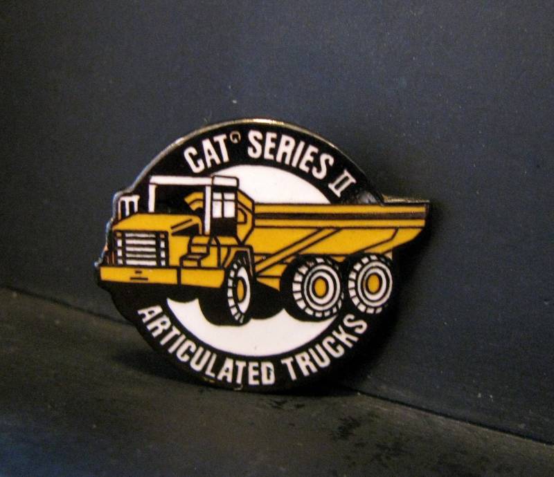 Raupe Katze Serie Ii Gelenkkipp Lastwagen Emaille Hut Revers Pin Krawatte Tac Construction Mining Road Quarry D30D 725C 730C D25D D400 von BeyerTractor