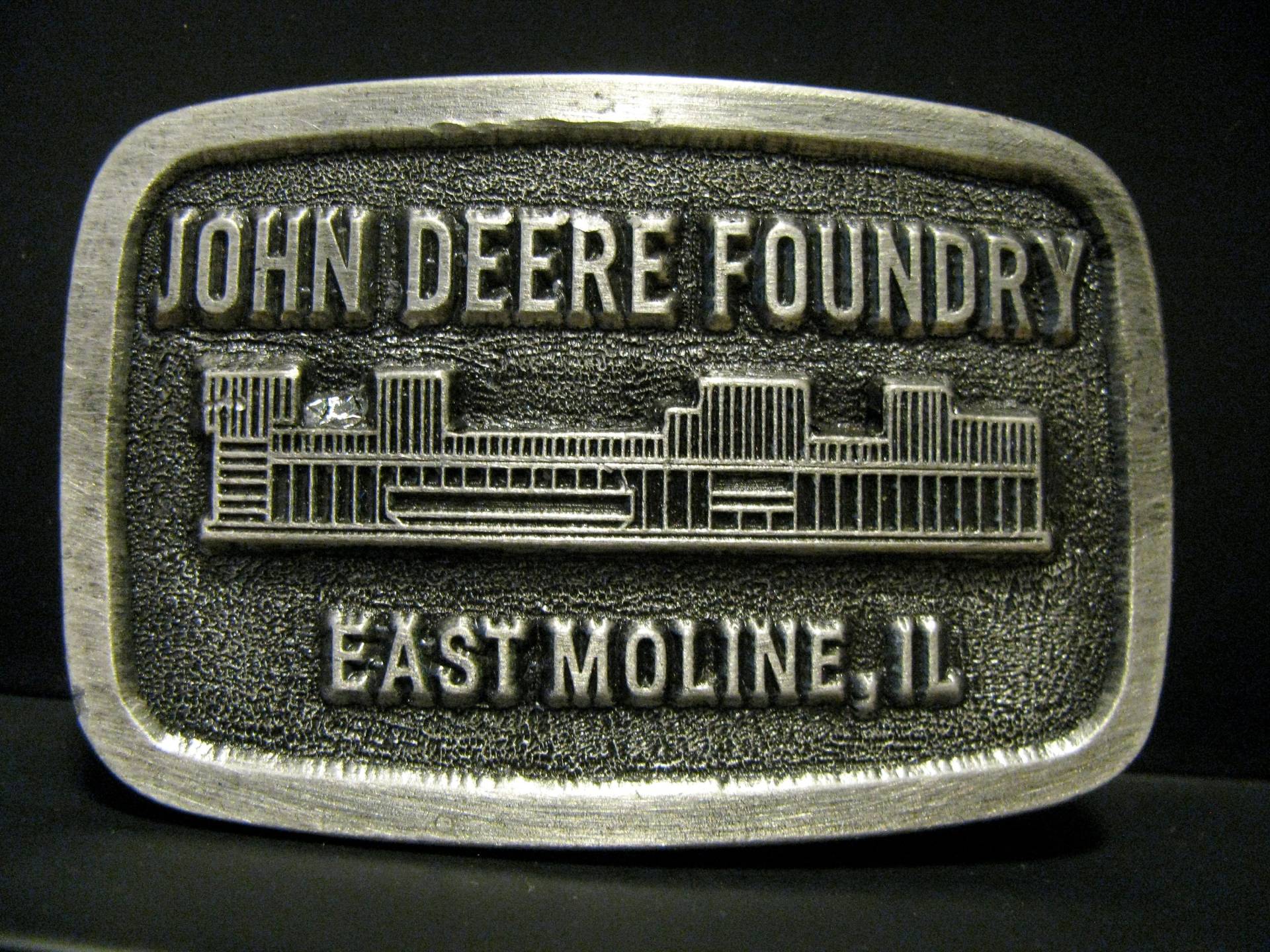 Seltene Vintage John Deere Gießerei East Moline Illinois Plant Factory Building Gürtelschnalle 1984 Zinn Jd Sammlerstück von BeyerTractor