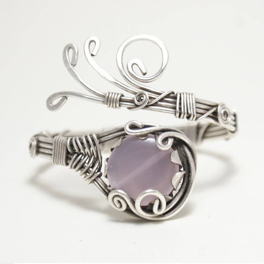 Handgefertigter Rosenquarz Armreif Gewickelt in Silberdraht von BeyhanAkman