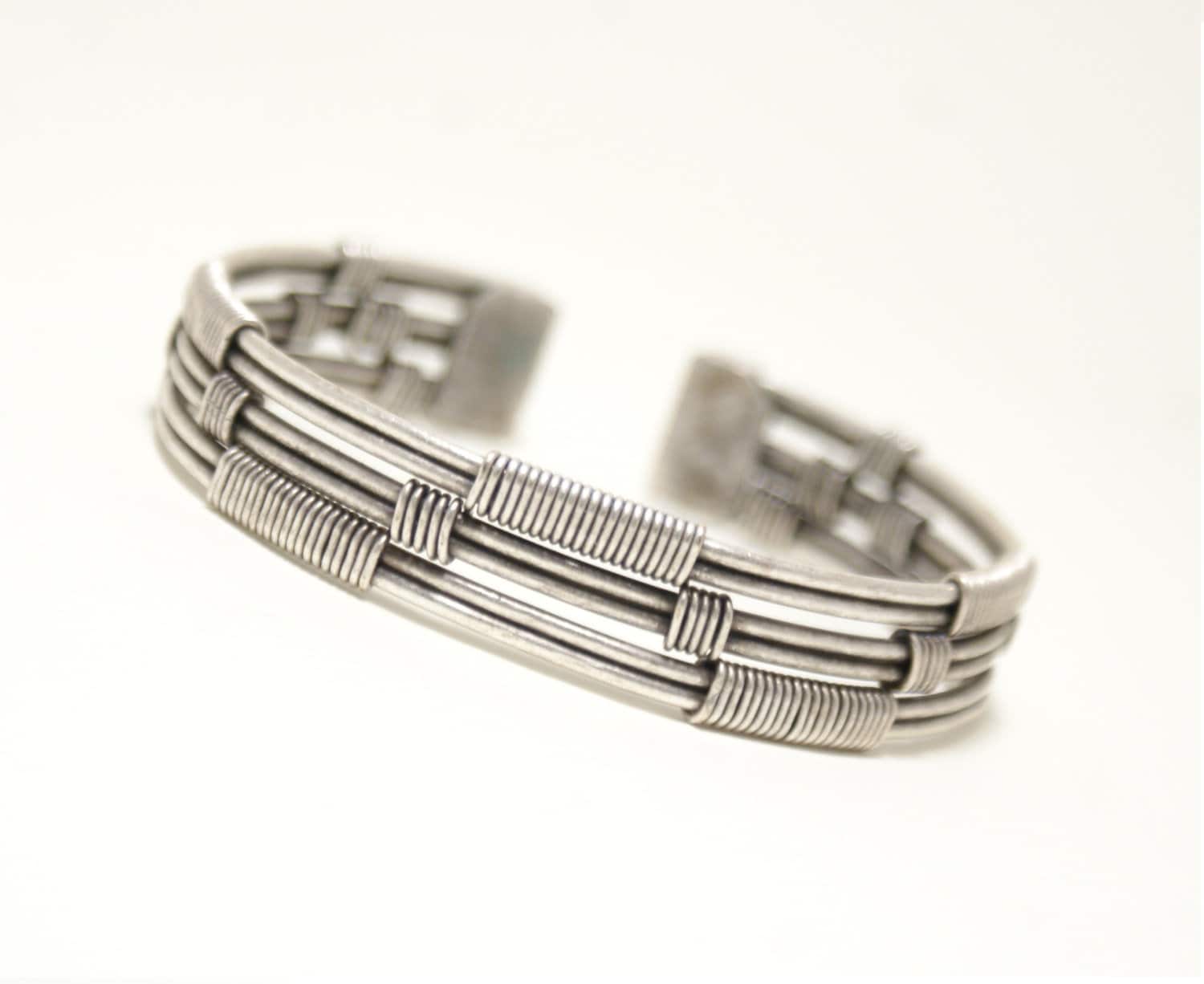 Handgefertigtes Versilbertes Manschettenarmband Für Männer Einstellbar, Offenes Design von BeyhanAkman