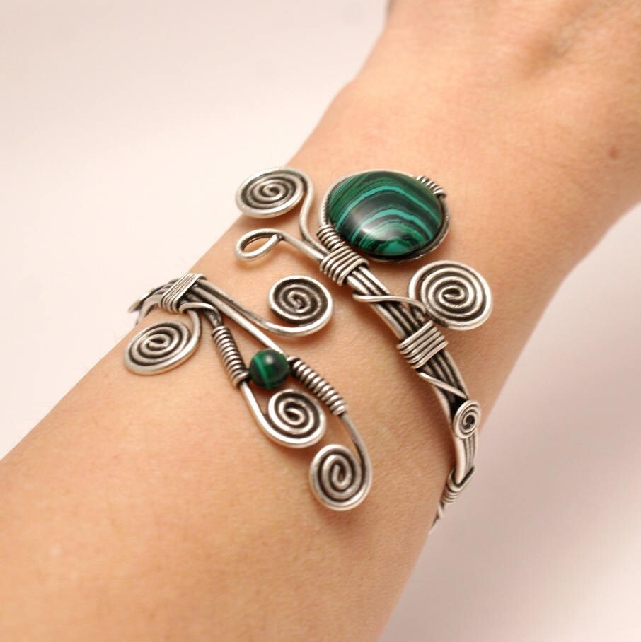 Malachit-Armband, Malachit-Armreif, Grünes Steinarmband, Silbernes Manschettenarmband Für Frauen, Drahtgewickelter Schmuck, Einzigartiges Armband von BeyhanAkman