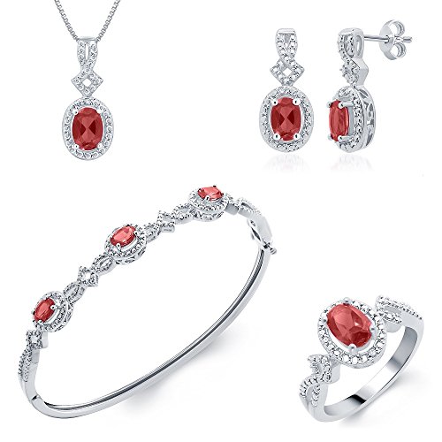 Schmuck-Set mit Rubin- und Diamant-Akzenten, Ring, Ohrring, Anhänger und Armreif, 4-teiliges Schmuck-Set Schmuck-Set mit Rubin- und Diamant-Akzenten, Ring, Ohrring, Anhänger und Armreif, 4-teiliges Schmuck-Set von Beyond Brilliance