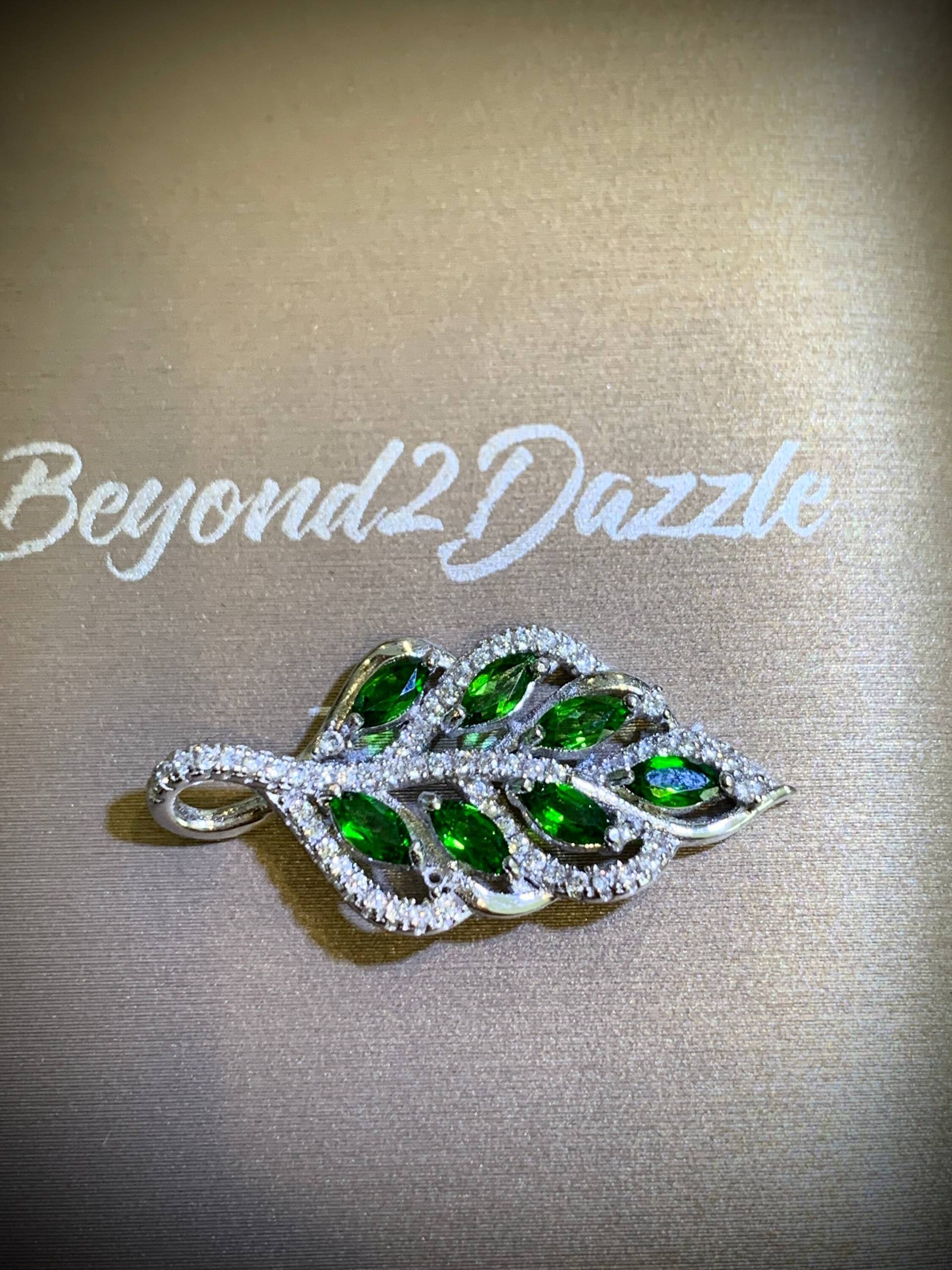 Diopsid Blatt Form Edelstein Halskette Anhänger, Natürliche Thema Elegante Grüne Halskette, Geschenk Für Sie, Liebe/Valentinstag von Beyond2DazzleJewelry