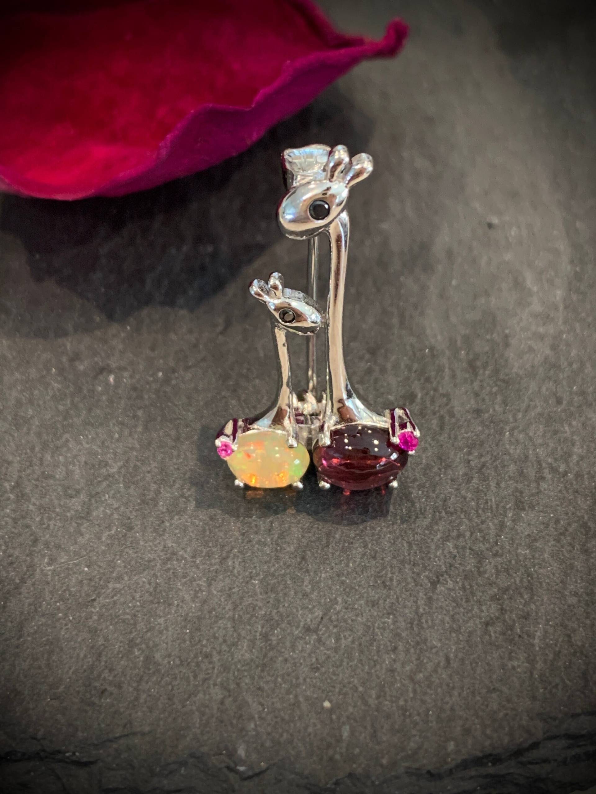 Opal Und Granat Ovale Edelstein Halskette/Brosche Pin, Giraffe Halskette, Tier Thema Familie Liebe, Geschenk Für Sie von Beyond2DazzleJewelry