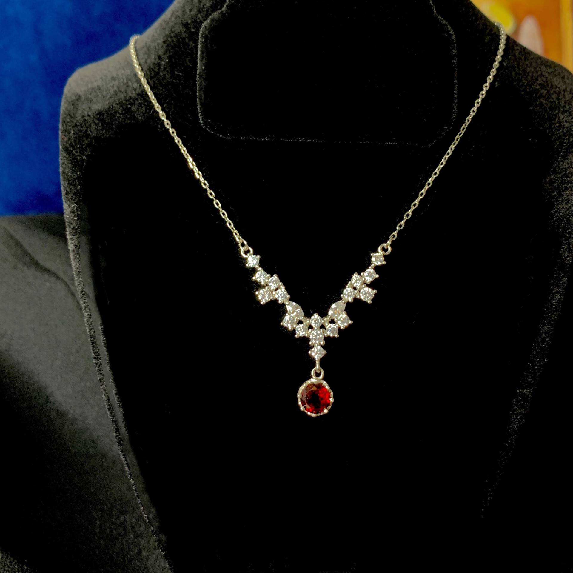 Schöne Granat Halskette, Elegante Rote Edelstein Anhänger Geschenk Für Sie, Muttertagsgeschenk/Valentinstag von Beyond2DazzleJewelry