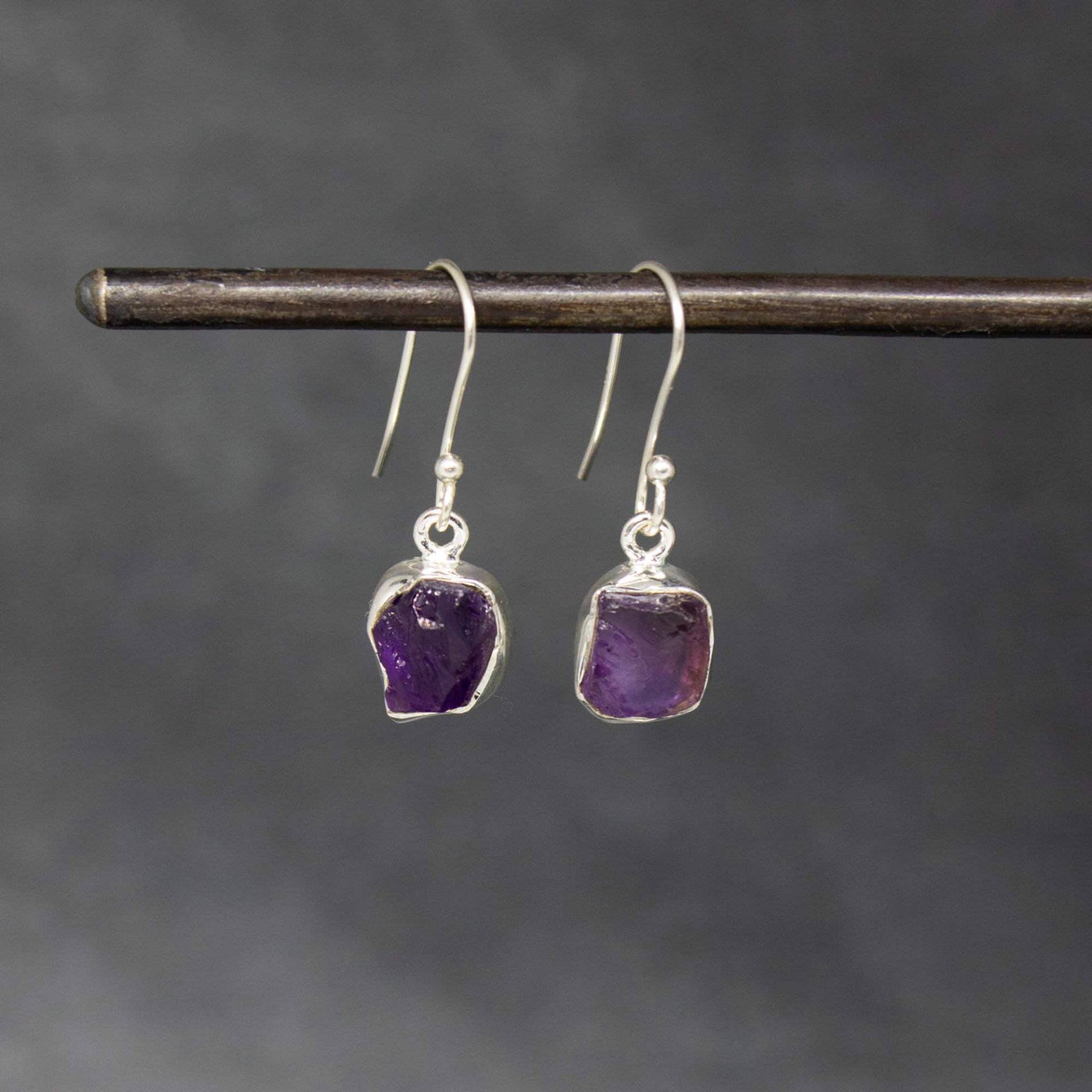 Amethyst Und Silber Tropfen Ohrringe, Rohedelstein Februar Geburtsstein Sterling von BeyondBiasa