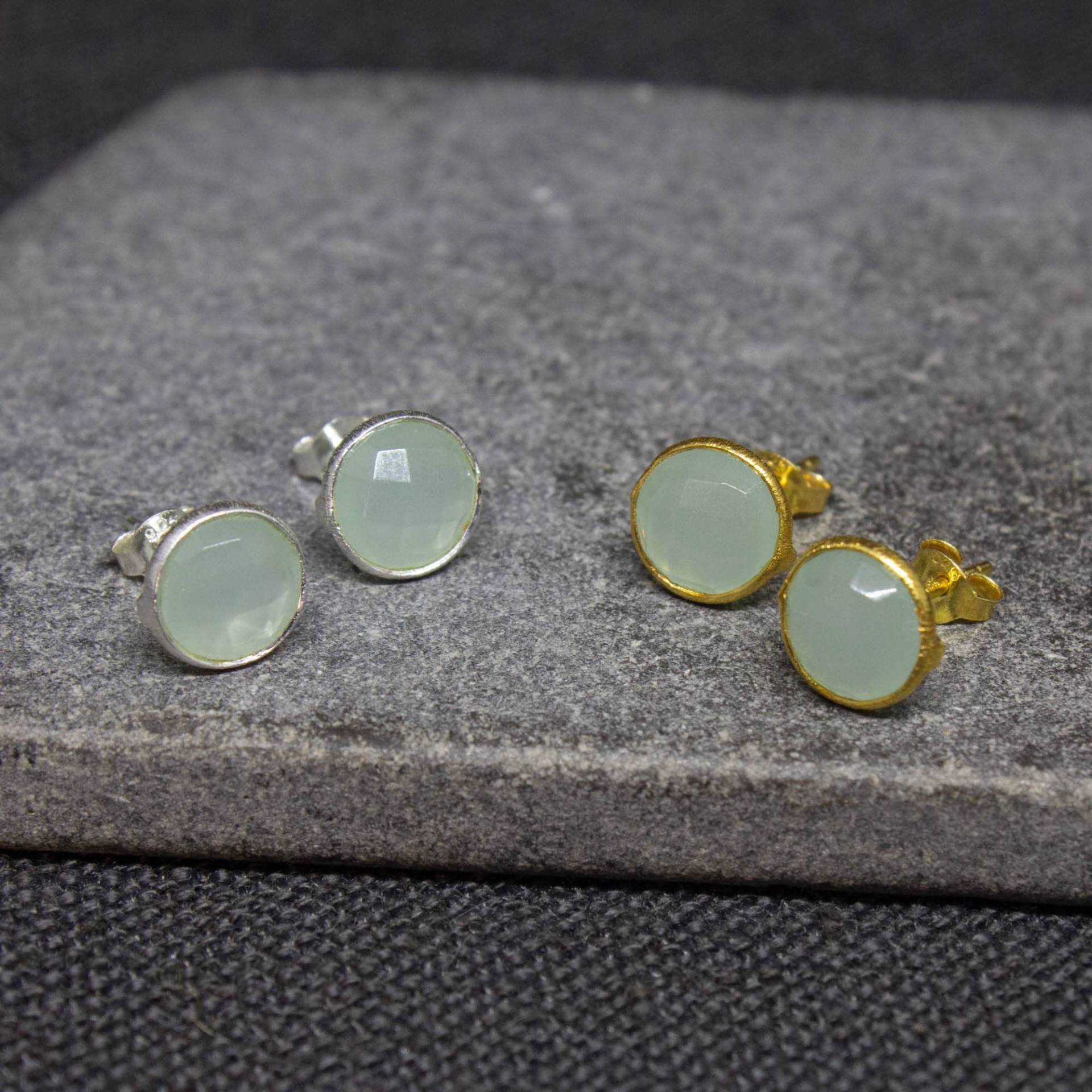 Aqua Chalcedon Ohrringe, Gold Und Aqua, Silber Edelstein Ohrstecker, März Geburtsstein Geschenk, Alltägliche Ohrringe von BeyondBiasa