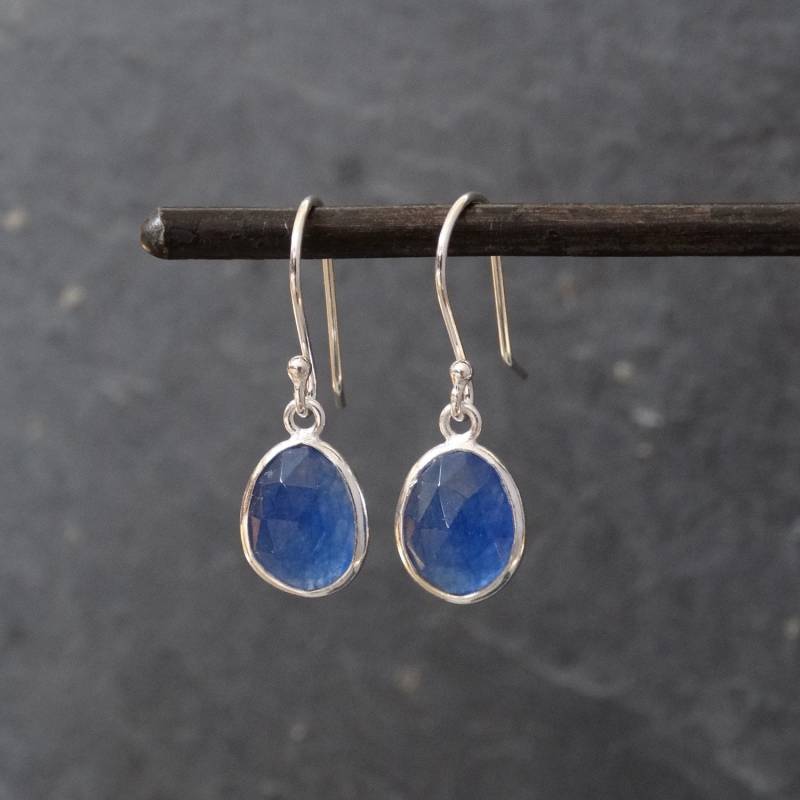 Edelstein Ohrringe, Blauer Chalcedon Silber Tropfen Blauquarz Sterling von BeyondBiasa