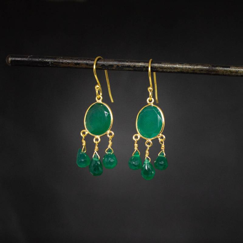 Edelstein Tropfen Ohrringe, Grüner Onyx Und Gold Kronleuchter Tropfen, Baumeln Ohrringe von BeyondBiasa