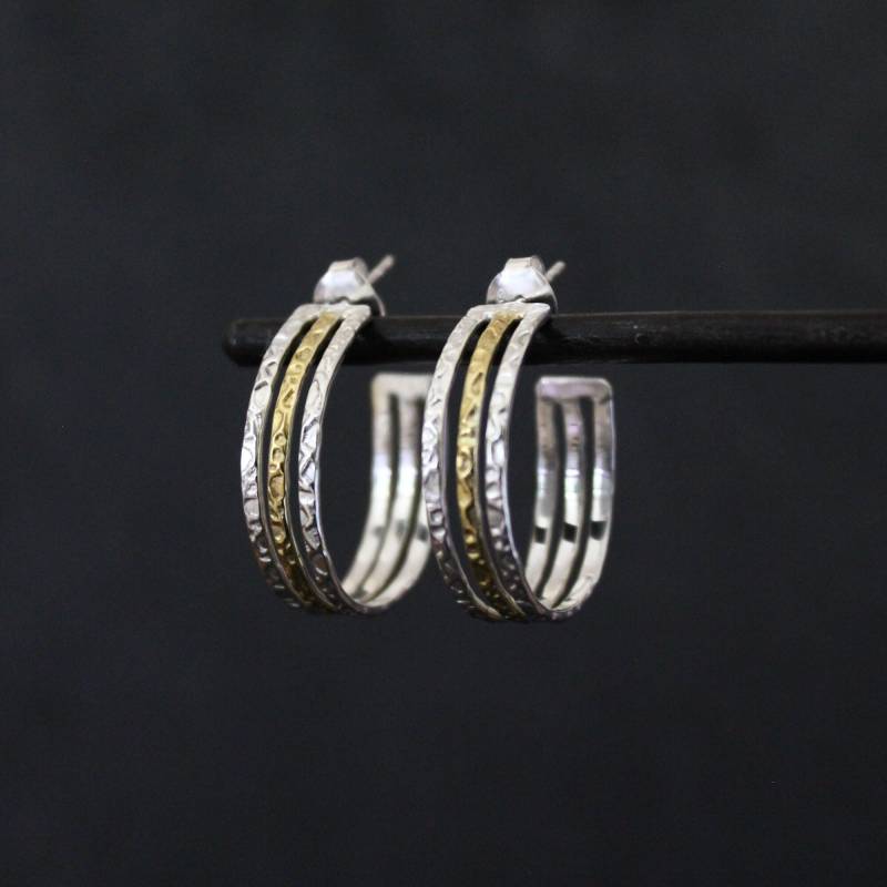 Gehämmerte Creolen, Silber Und Gold Strukturierte Mixed Metals, Stud Creolen von BeyondBiasa