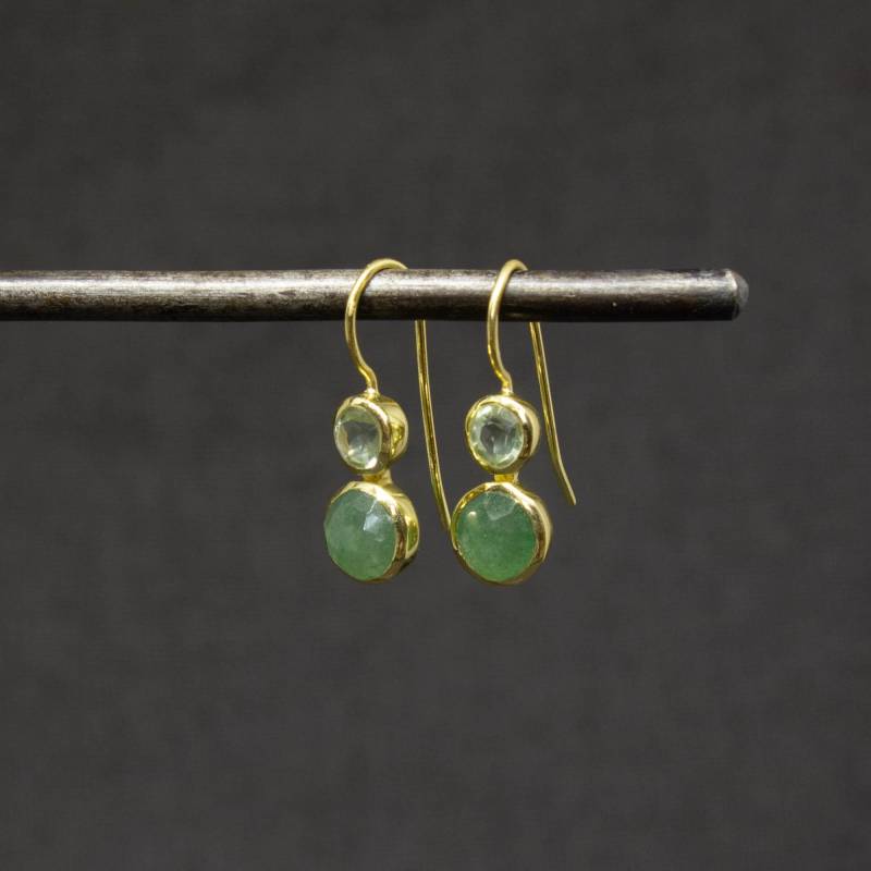 Gold Und Edelstein Ohrringe, Aventurin Grüne Amethyst Runde Tropfen von BeyondBiasa