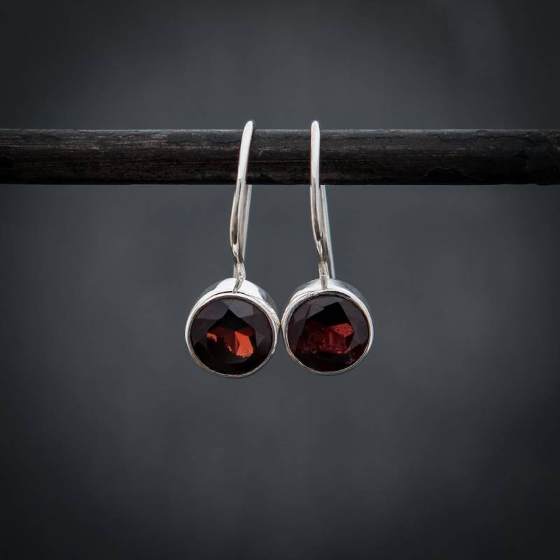 Granat Und Silber Ohrringe, Facettierter Granat, Januar Birthstone Edelstein Tropfen, Kleine Tropfen Sterling von BeyondBiasa
