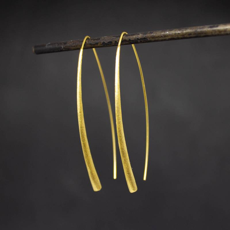 Lange Gold Creolen, Matt Hoop Ohrringe, Geschwungene Vermeil Minimal Tropfen von BeyondBiasa