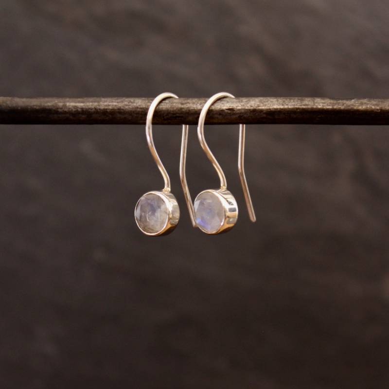 Mondstein Und Silber Ohrringe, Facettierter Regenbogen Mondstein, Juni Birthstone Edelstein Tropfen, Kleine Tropfen Sterling von BeyondBiasa