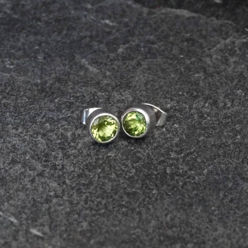 Peridot Ohrringe, Ohrstecker, Silber Und Peridot, August Birthstone, Runde Einfache Edelstein Sterling von BeyondBiasa