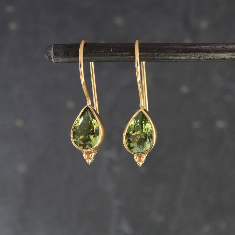 Peridot Ohrringe, Tropfen, Gold Und August Birthstone Teardrop Facettierter Peridot, Vermeil von BeyondBiasa