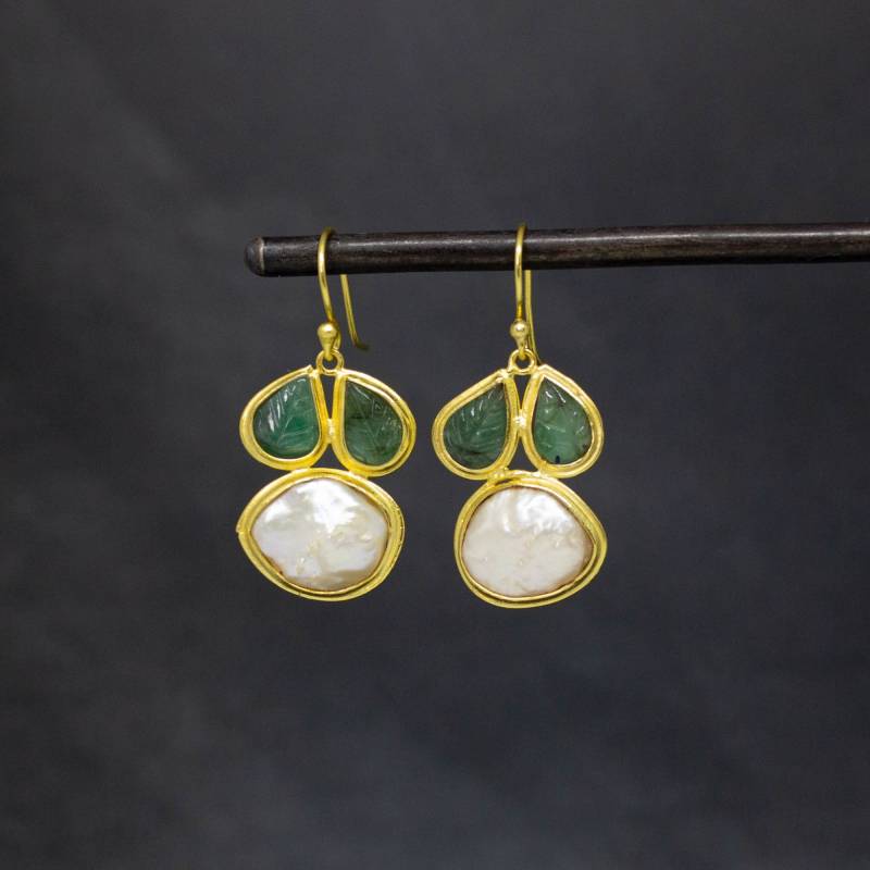 Perlen Und Smaragd Ohrringe, Geschnitzter Smaragd, Gold Biwa Perle, Geburtsstein Vermeil Edelstein Tropfen von BeyondBiasa