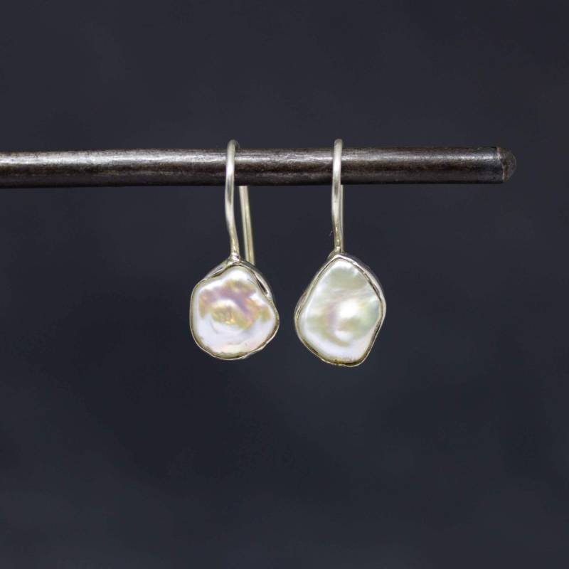 Perlenohrringe, Perlentropfenohrringe, Perle Und Silber, Unregelmäßige Perlen, Juni Geburtsstein, Keshi Alltägliche Ohrringe, Sterlingsilber von BeyondBiasa