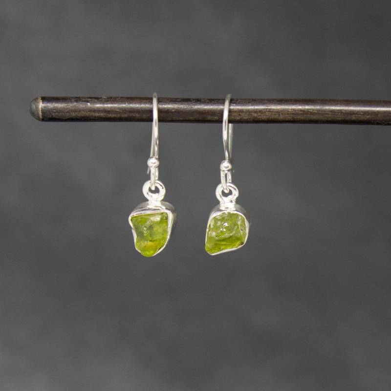 Rohe Edelstein Ohrringe, Roh Peridot Tropfen Rough Cut Peridot, Und Silber, August Birthstone Schmuck, Sterling Silber von BeyondBiasa