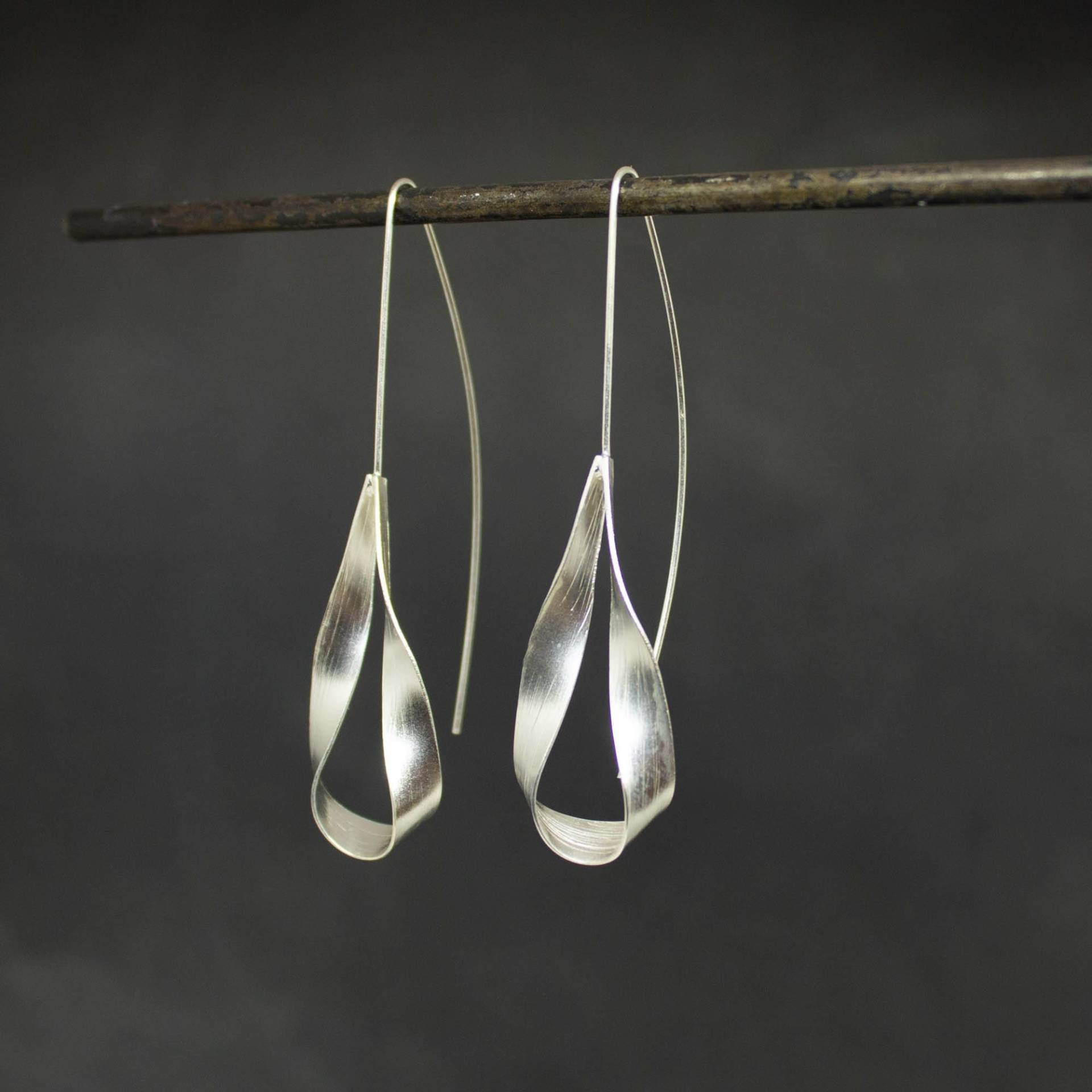 Silber Band Ohrringe, Träne Lange Sterling von BeyondBiasa