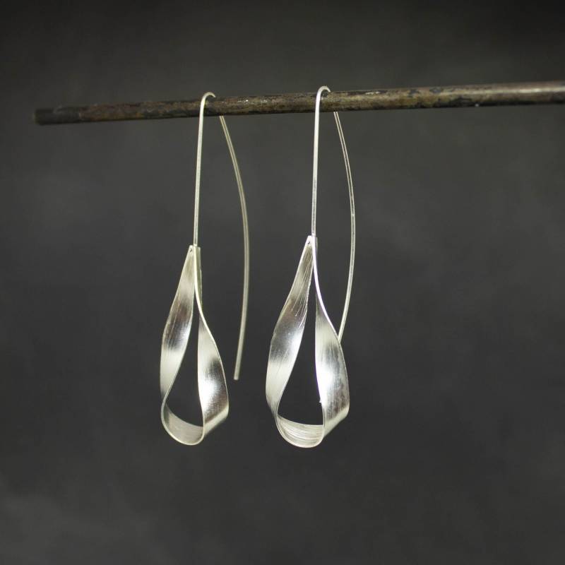 Silber Band Ohrringe, Träne Lange Sterling von BeyondBiasa