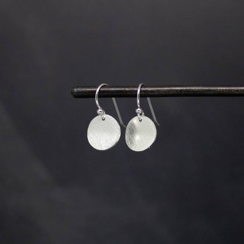 Silber Disc Ohrringe, Gebürstet Silbertropfen, Runde Discs, Einfache Matt Sterling von BeyondBiasa