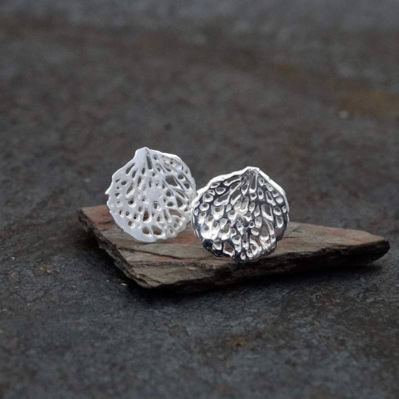 Silber Ohrringe, Blumen Ohrstecker, Blütenblatt Blatt Hübsche Sterling von BeyondBiasa