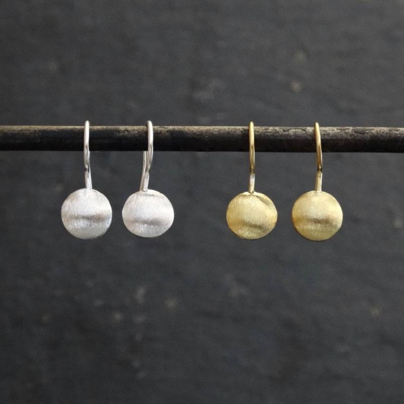 Silber Ohrringe, Gold Kleine Tropfen Jeden Tag Sterling Gebürstet, Vermeil Brautjungfer Ohrringe von BeyondBiasa