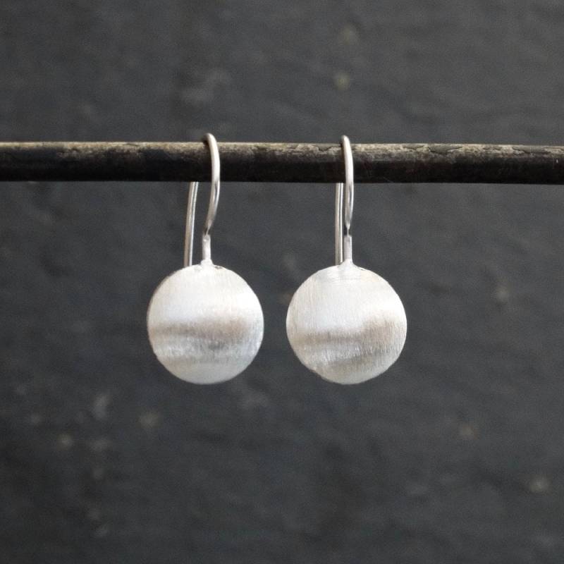Silber Tropfen Ohrringe, Sterling Gebürstet, Runde Alltag Minimal Matt Silber, Brautschmuck von BeyondBiasa