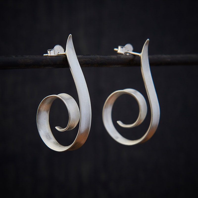 Silberne Creolen, Gebürstete Silber Ohrringe, Swirl Moderne Minimale Matt Sterling von BeyondBiasa