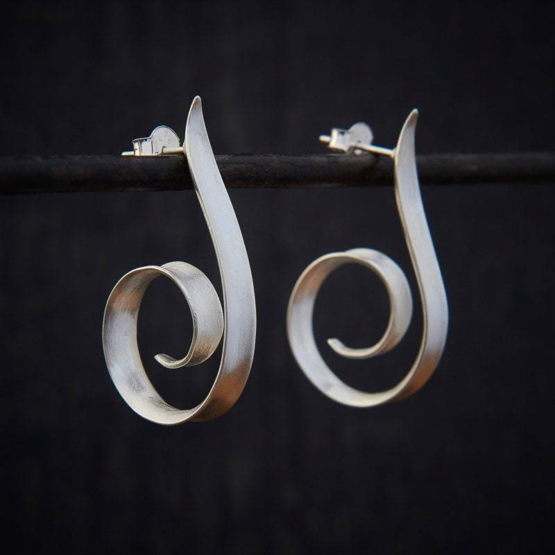 Silberne Creolen, Gebürstete Silber Ohrringe, Swirl Moderne Minimale Matt Sterling von BeyondBiasa