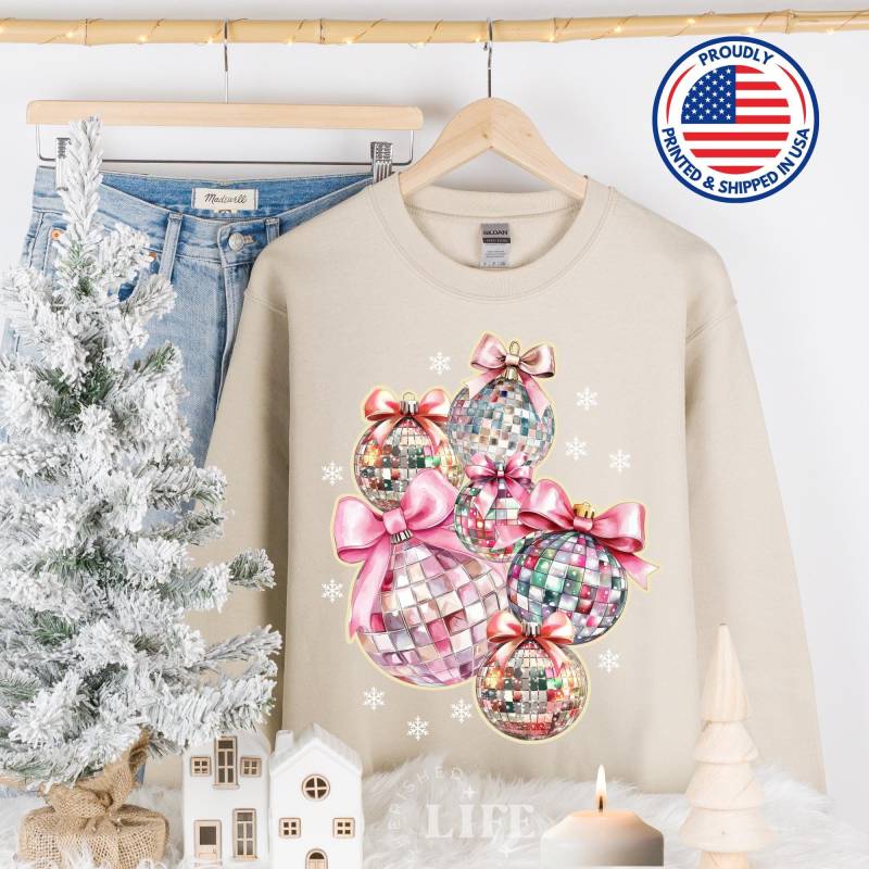 Diskokugel Sweatshirt Weihnachten Groovy Shirt Spiegelball Tshirt Discoball Print Disco Ball Grafik-T-Shirt Shimmer von BeyondCherishedLife