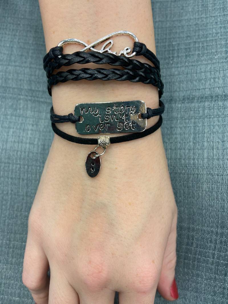 Handmade Infinity My Story Isn't Over Yet Verstellbares Armband von BeyondInfinityStudio