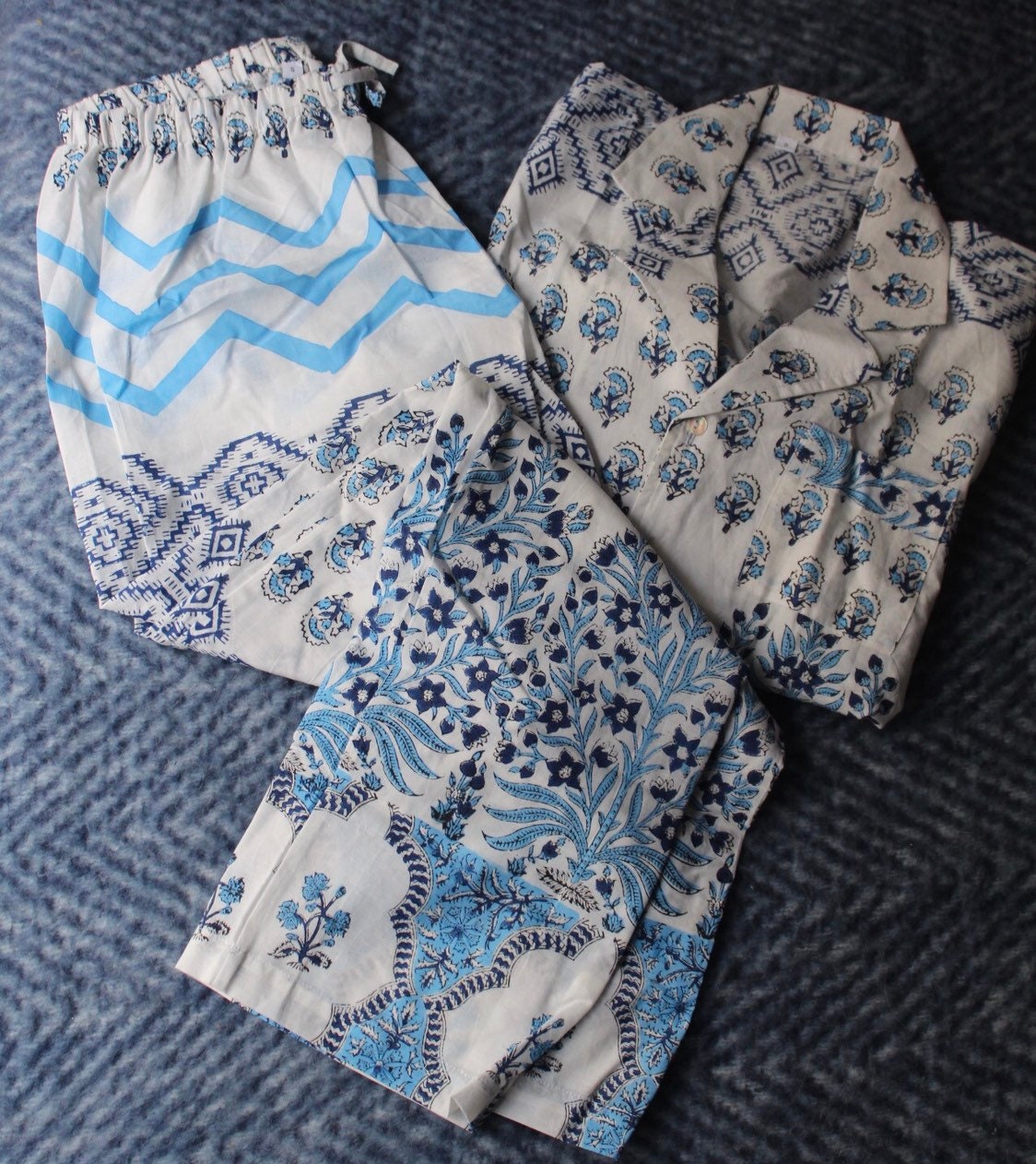 Blau Weiß Multi Pattern Pjs, Damen Pyjamas, Boho Pjs, Brautjungfern Pj Sets, Bio Baumwolle Pyjama Set, Süßes Pj Comfy Pjs von BeyondtheReefNYC