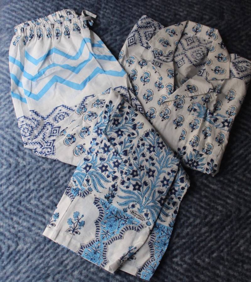 Blau Weiß Multi Pattern Pjs, Damen Pyjamas, Boho Pjs, Brautjungfern Pj Sets, Bio Baumwolle Pyjama Set, Süßes Pj Comfy Pjs von BeyondtheReefNYC