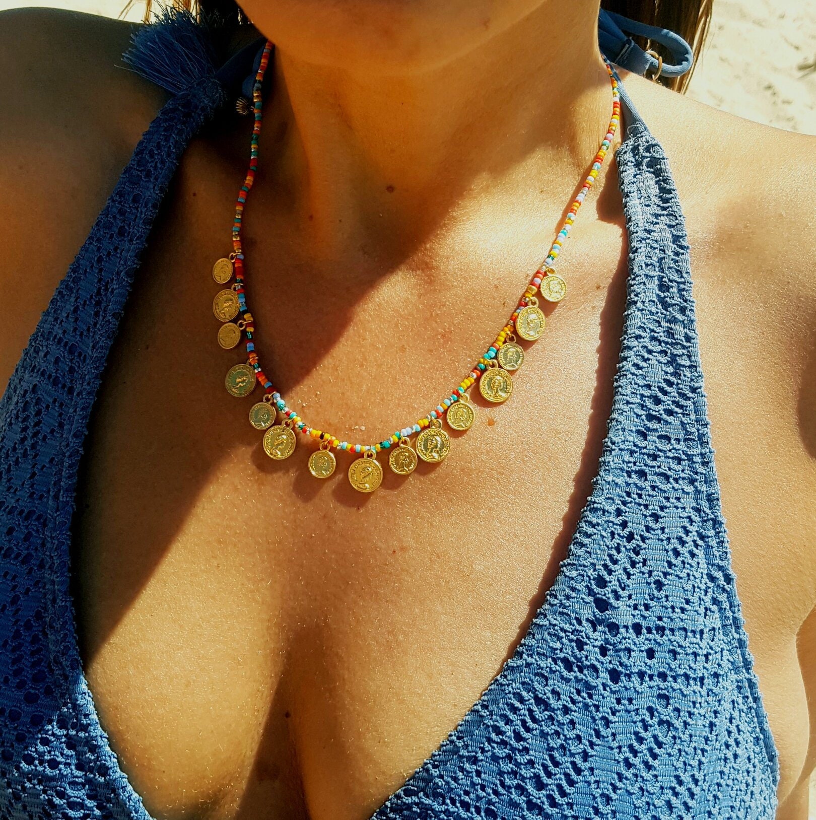 Bunte Perlenkette Goldmünze Anhänger, Boho Chic von BezalelDesignShop