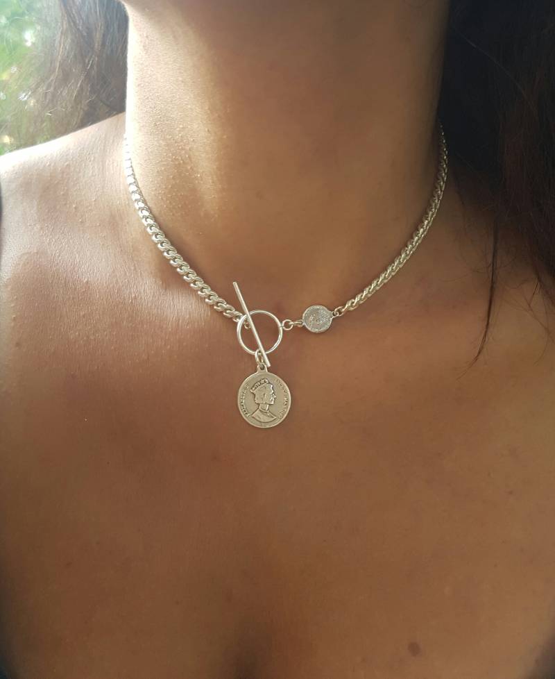 Münze Halskette Sterling Silber Panzerkette Geformt Front Knebelverschluss & Elizabeth Münzenanhänger von BezalelDesignShop