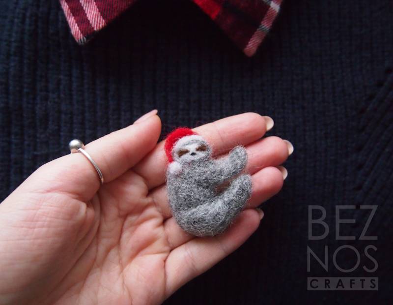 Gefilzter Pin Weihnachts-Faultier Gefilzter Pin Weihnachts-Faultier von BeznosCrafts
