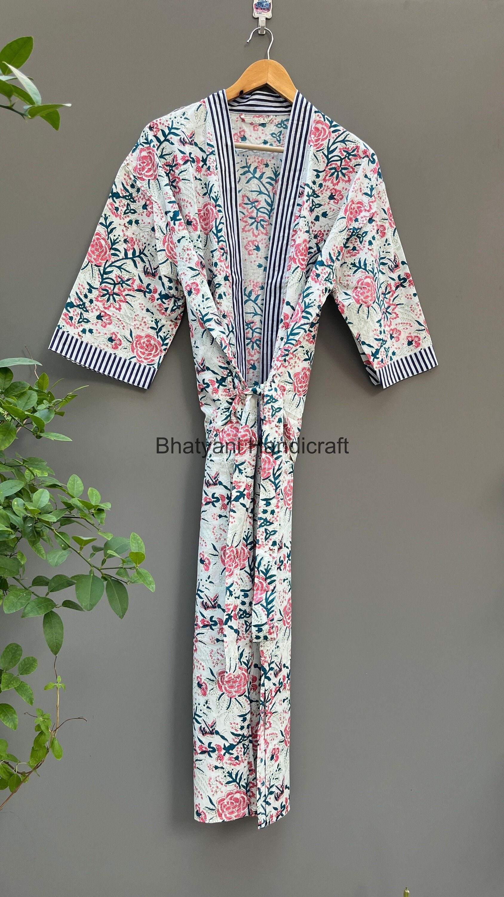 Express-Lieferung - Baumwoll-Kimono-Roben, Blumendruck-Kimono, Weiche Und Bequeme Bademäntel, Wickelkleid von Bhatyanihandicraft