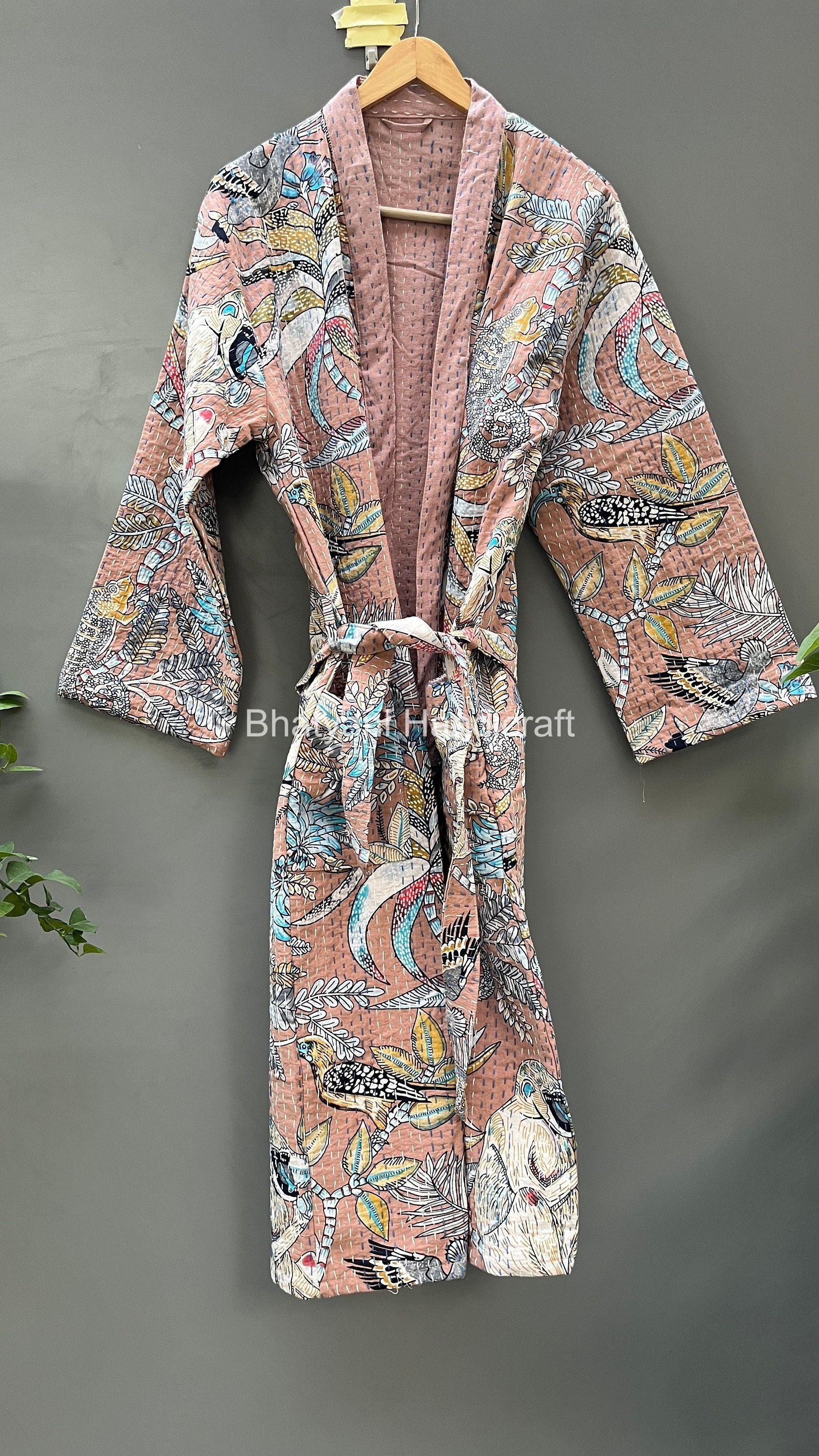 Handgemachte Affe Kantha Jacke, Baumwolle Robe, Brautjungfer Strand Cover Up, Gesteppter Kimono, Wickelkleid von Bhatyanihandicraft