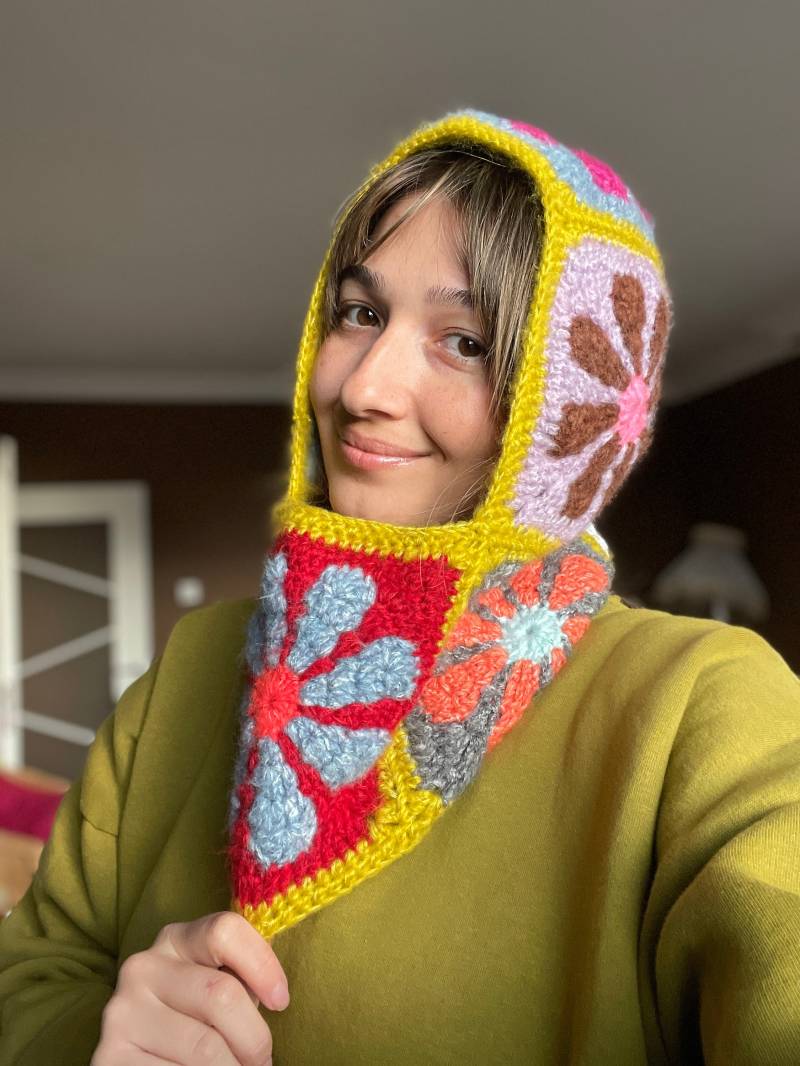 Gehäkelte Balaclava, Gänseblümchen Bunte 10 Verschiedene Farben Bhava Style Handgefertigte Blumenmuster Warme Wintermütze von Bhavass