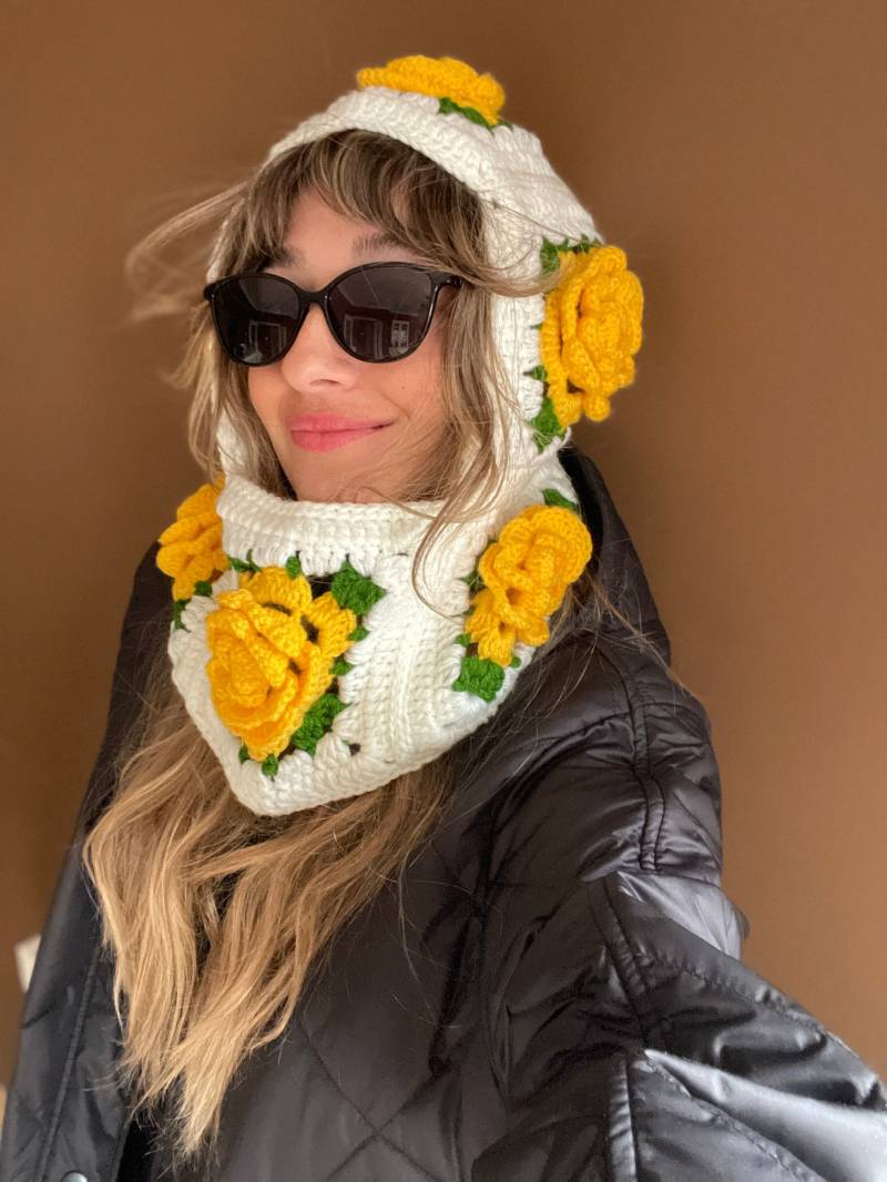 Gehäkelte Balaclava, Rosen-Design Handgestrickte Bhava's Style Floral Boheme Unisex Winter Warmer Hoodie, Vintage Hut von Bhavass