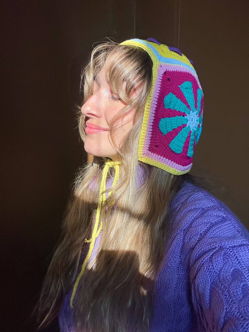 Gehäkelte Balaclava Handgemachte Winterhaube Mit Blumenmuster von Bhavass