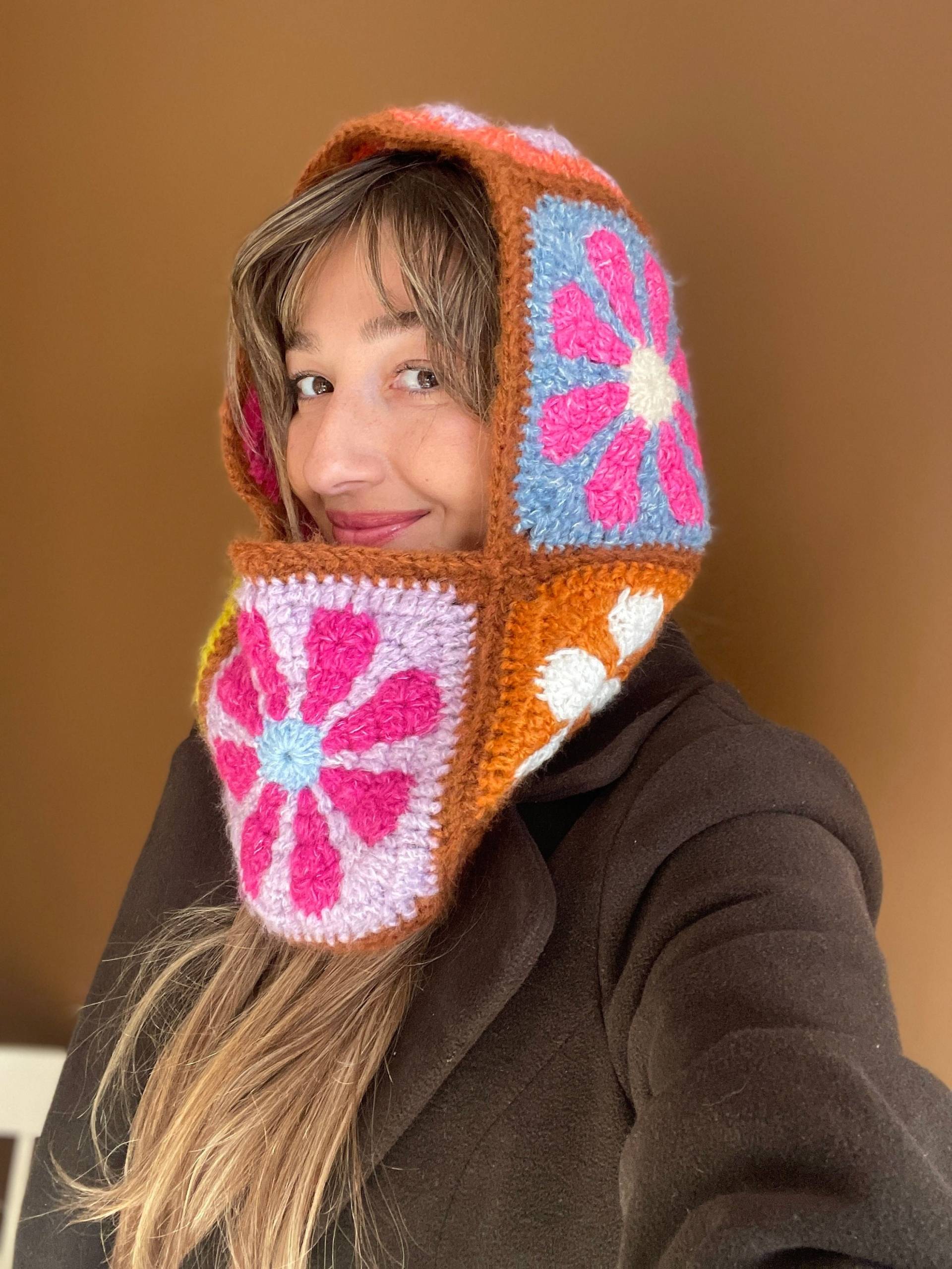 Gehäkelte Daisy Balaclava Handgemachte Wolle Floral Boho Haube Gehäkelte Daisy Balaclava Handgemachte Wolle Floral Boho Haube von Bhavass