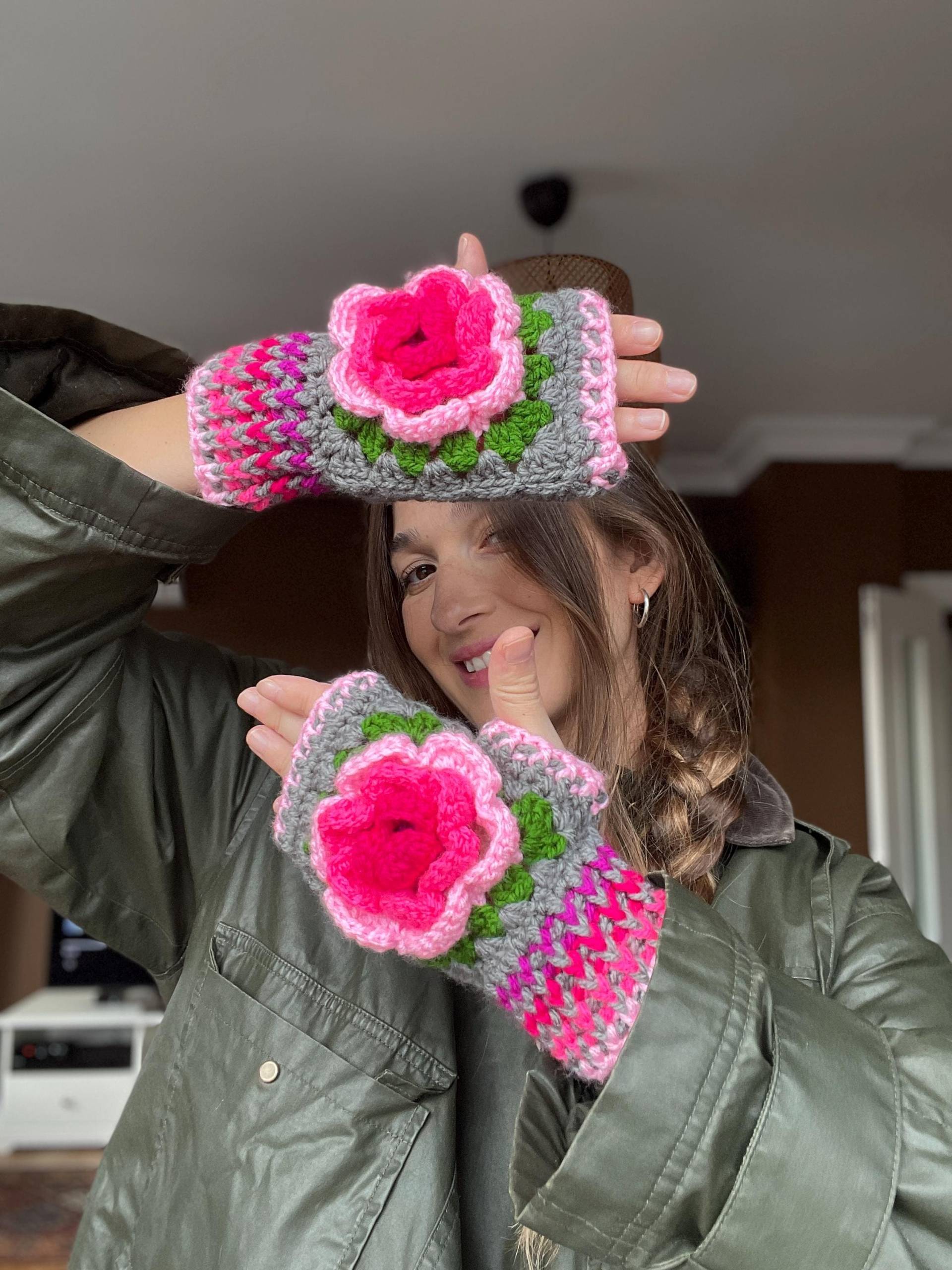 Gehäkelte Fingerlose Handschuhe Handgefertigter Rosenakzent, Rosenhandschuhe, Geschenk Für Sie, Versandfertig von Bhavass