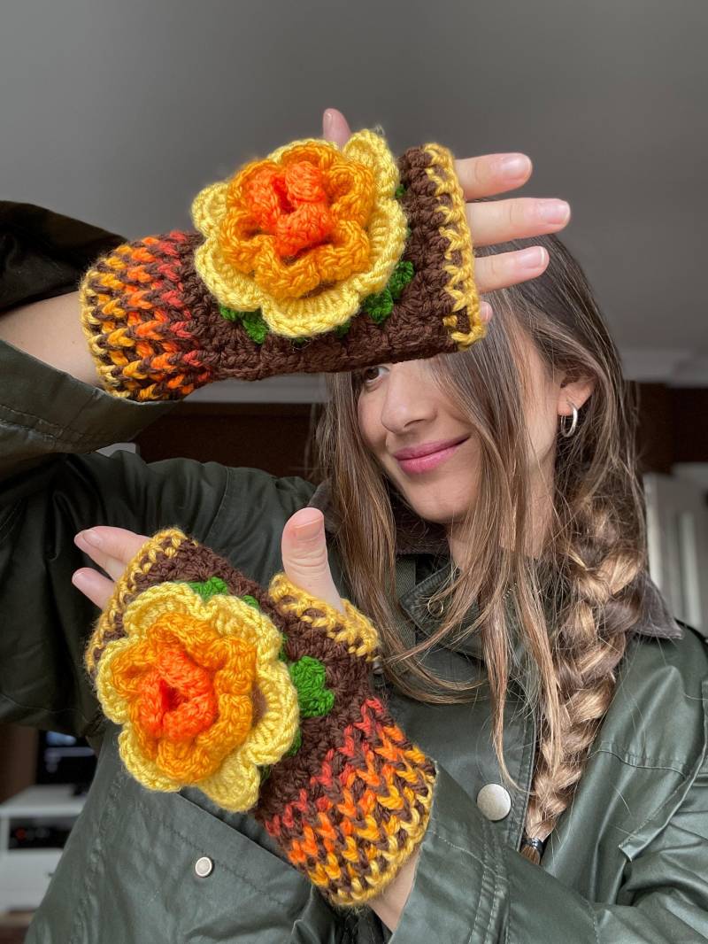 Gehäkelte Fingerlose Handschuhe Handgemachter Rosenakzent, Bhava-stil von Bhavass